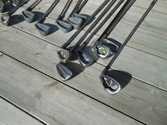 15 st Golfklubbor. Alla ingår.