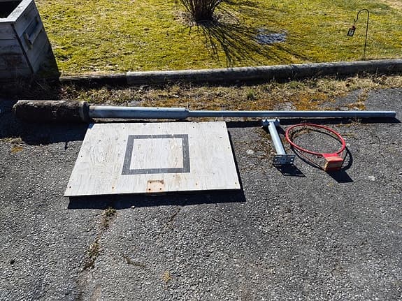 Basketkorg med stolpe och planka