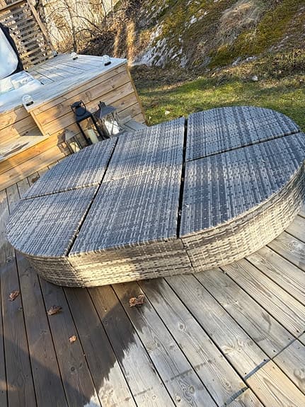 Solsäng i grå konstrotting