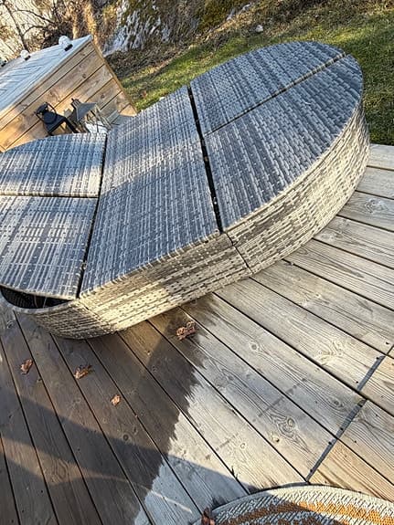 Solsäng i grå konstrotting