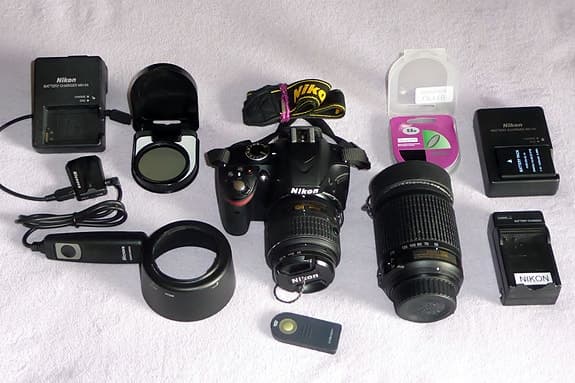 Nikon D3200 med två zoomlinser, GPS mottagare, tre batterier, filter och väskor