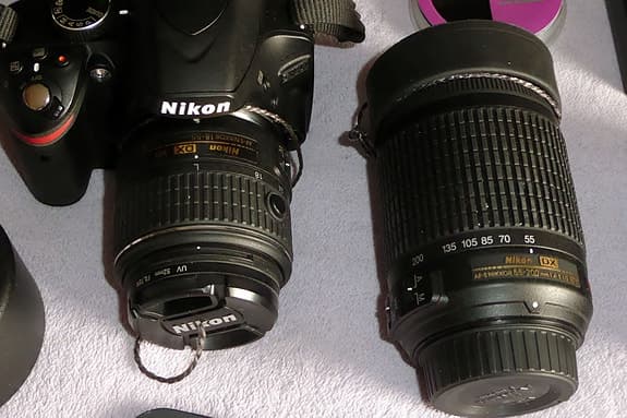 Nikon D3200 med två zoomlinser, GPS mottagare, tre batterier, filter och väskor