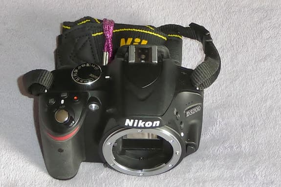 Nikon D3200 med två zoomlinser, GPS mottagare, tre batterier, filter och väskor