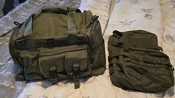 2 taktiska väskor fyllda med div, molle mm