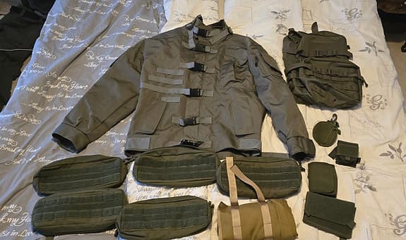 2 taktiska väskor fyllda med div, molle mm