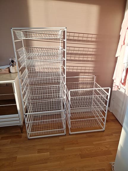 Vita trådkorgsställ / Garderobsförvaring