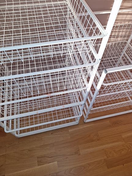 Vita trådkorgsställ / Garderobsförvaring