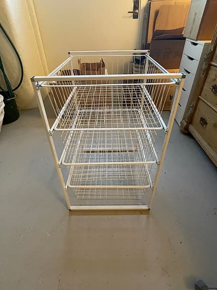 Trådback/förvaringsställ med trådkorgar vit metall