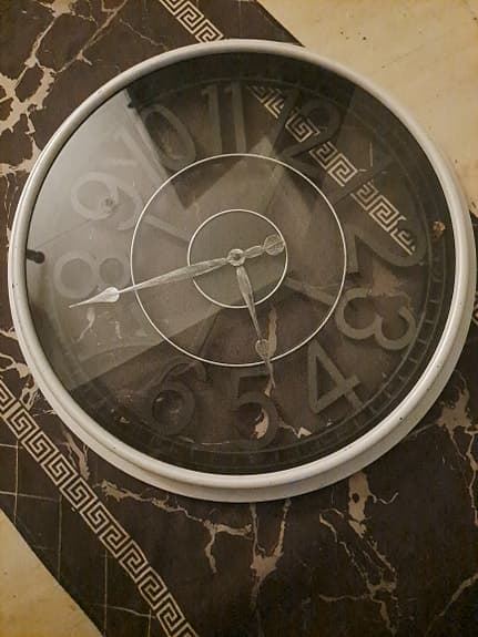 Väggklocka rund svart med vit ram