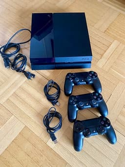 Sony Playstation 4 med tre kontroller