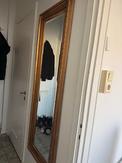 Antik spegel med vacker guldram – klassisk & dekorativ