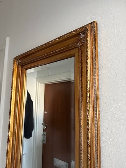 Antik spegel med vacker guldram – klassisk & dekorativ