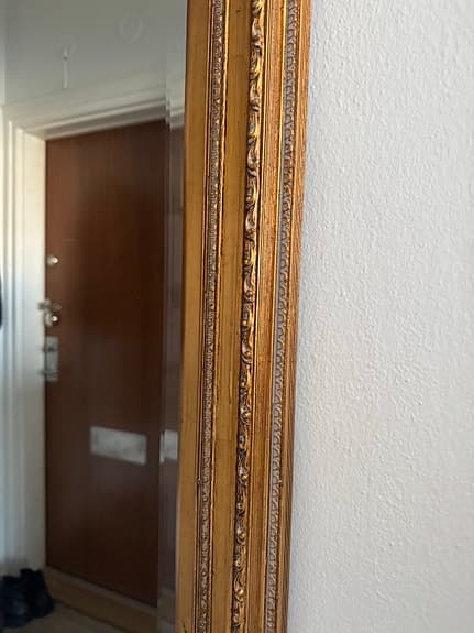 Antik spegel med vacker guldram – klassisk & dekorativ