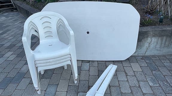 Vit trädgårdsgrupp bord och stolar plast