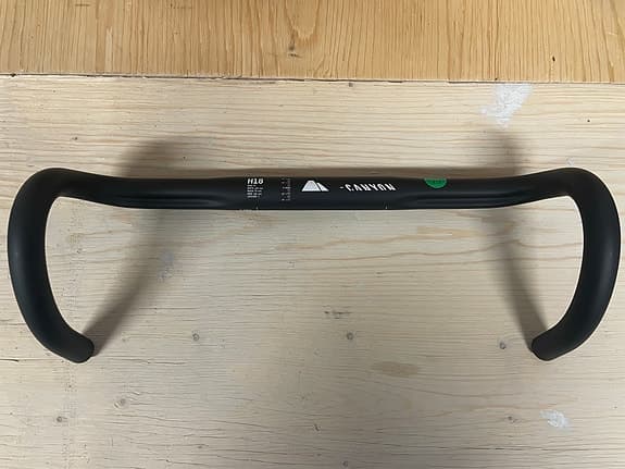 Canyon H18 Ergo CF racerstyre 420 mm svart/vit