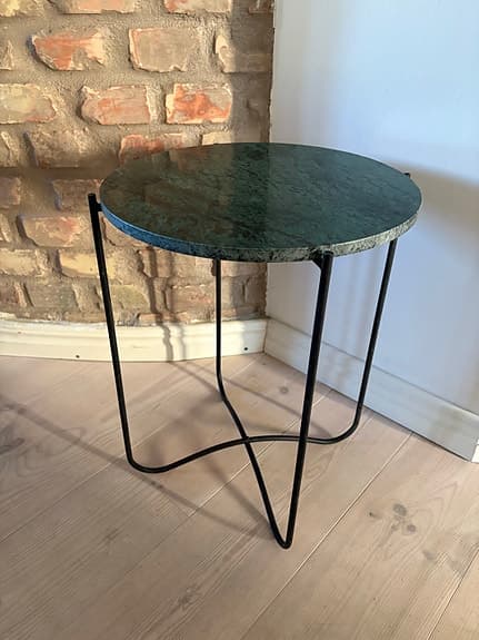 Sidobord i marmor och metall