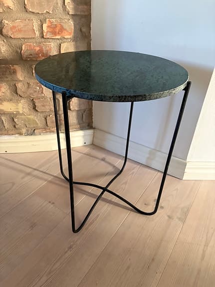 Sidobord i marmor och metall