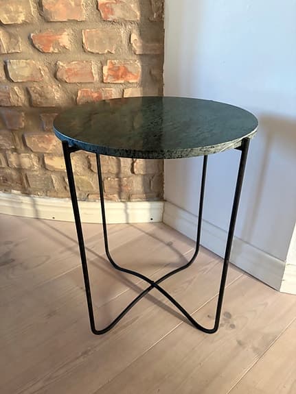 Sidobord i marmor och metall
