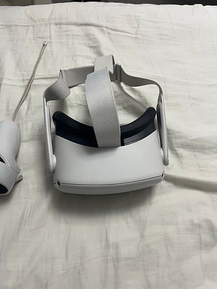 Meta Quest VR‑headset med handkontroller vit