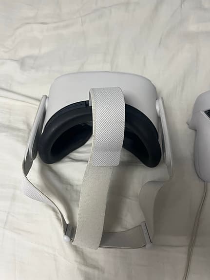 Meta Quest VR‑headset med handkontroller vit