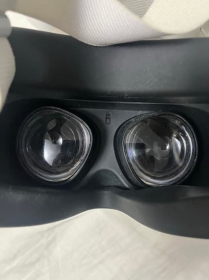 Meta Quest VR‑headset med handkontroller vit