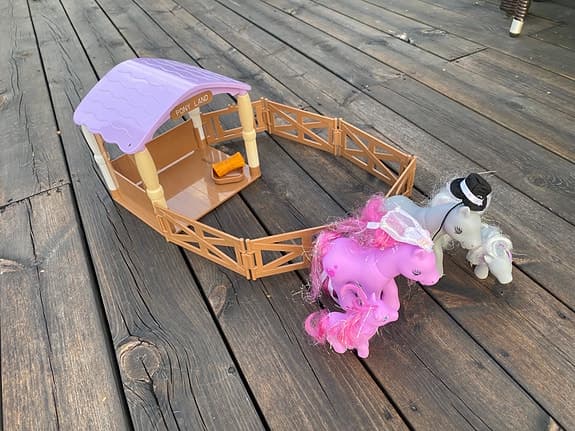 My Little Pony leksakshästar och stall lekset