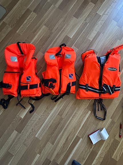 Baltic och Safet flytvästar barn och vuxen orange och svart