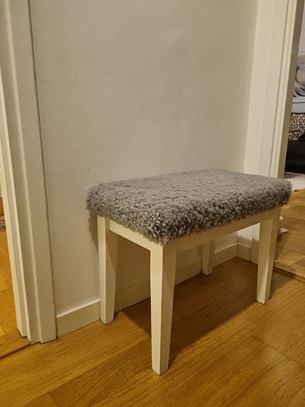 Vit pall med grå ull