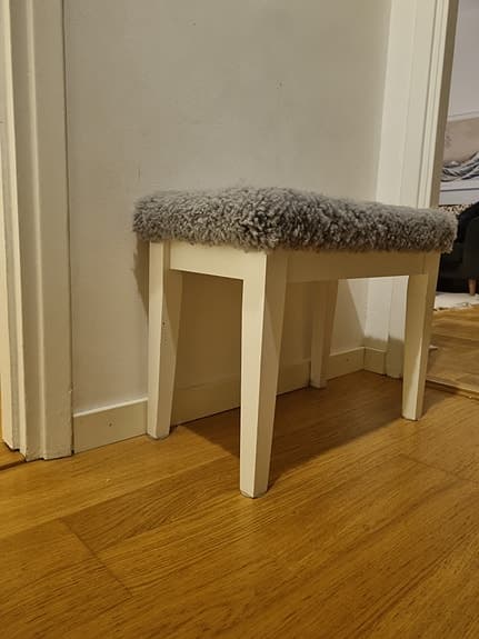 Vit pall med grå ull