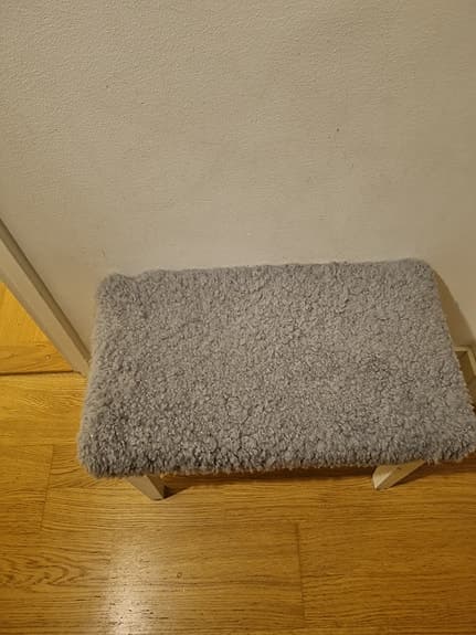 Vit pall med grå ull