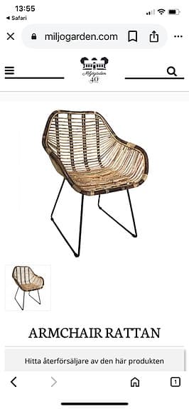 Stolar inomhus och utomhus under tak