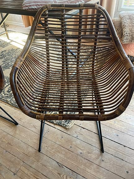 Stolar inomhus och utomhus under tak