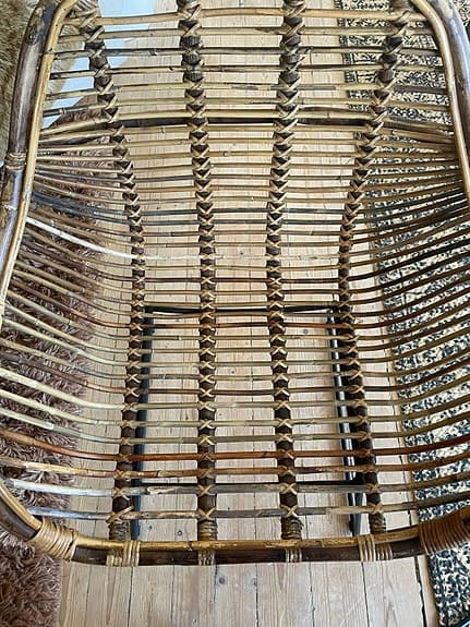 Stolar inomhus och utomhus under tak