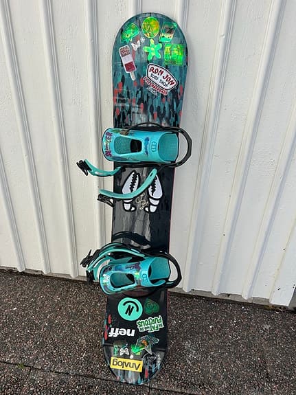 K2 snowboard med bindningar i svart och turkos