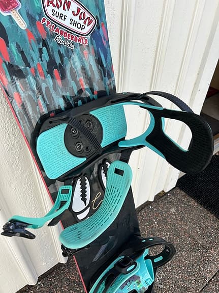 K2 snowboard med bindningar i svart och turkos