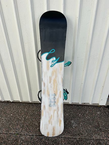 K2 snowboard med bindningar i svart och turkos