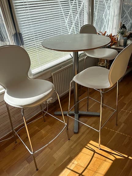 Bargrupp med 3 st stolar i vitt skinn
