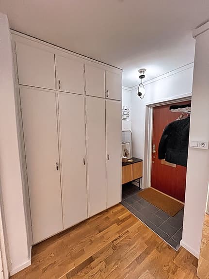 Skåp i lackat askfaner från H&M Home