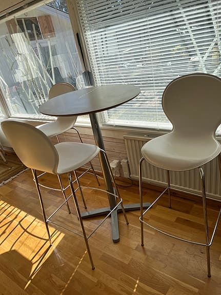 Bargrupp med 3 st stolar i skinn