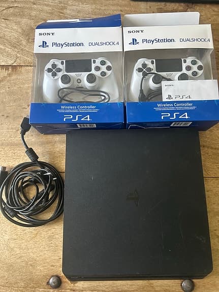 Sony Playstation 4 1TB spelkonsol med två DualShock 4 handkontroller