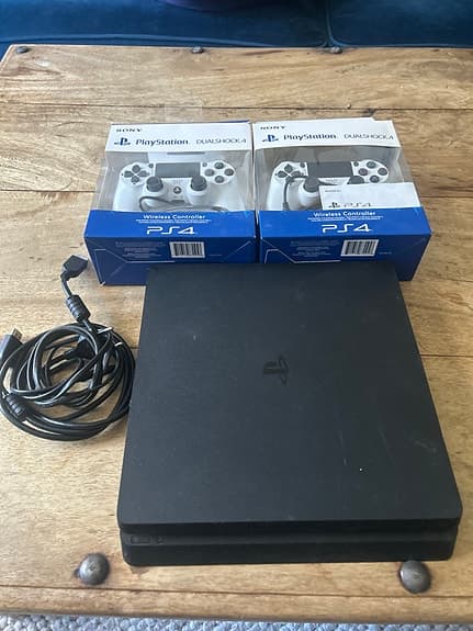 Sony Playstation 4 1TB spelkonsol med två DualShock 4 handkontroller