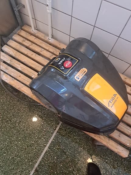 Stiga Autoclip robotgräsklippare grå gul