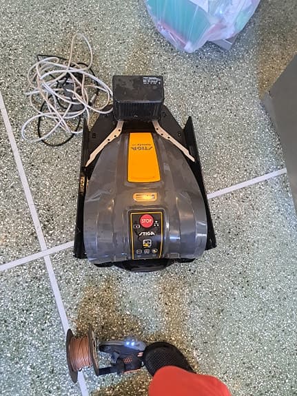 Stiga Autoclip robotgräsklippare grå gul