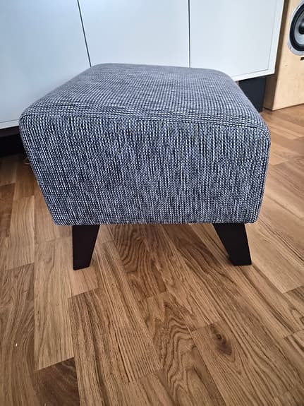 Pall / fotpall i grått tyg – fint skick
Pall / fotpall i grått tyg – fint skick