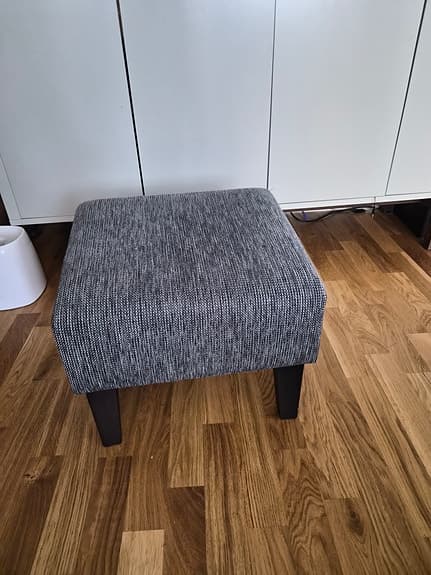 Pall / fotpall i grått tyg – fint skick
Pall / fotpall i grått tyg – fint skick