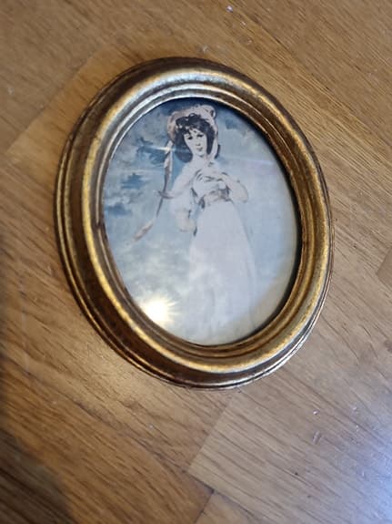 Oval ram med motiv i guldton