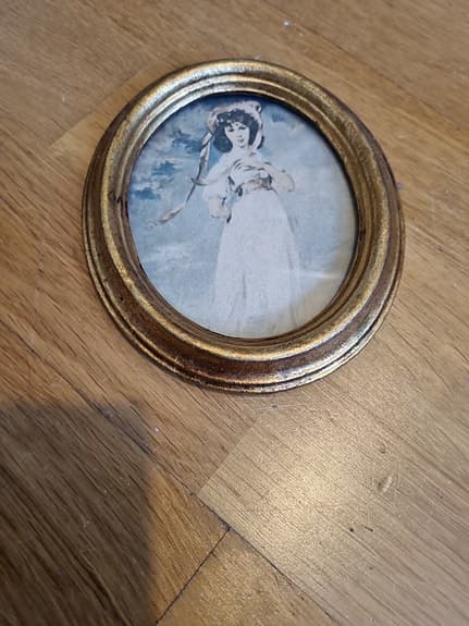 Oval ram med motiv i guldton