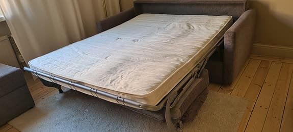 Bäddsoffa med tillhörande fotpall med förvaring
