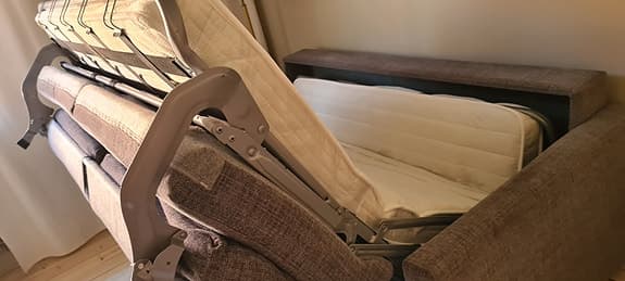 Bäddsoffa med tillhörande fotpall med förvaring