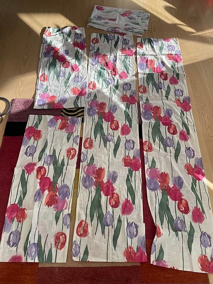 4 st X gardinlängder + bordsduk blommiga gardiner